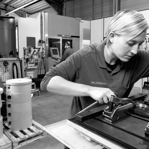 Frau-bei-der-Montage-Industrie-Werkbank-