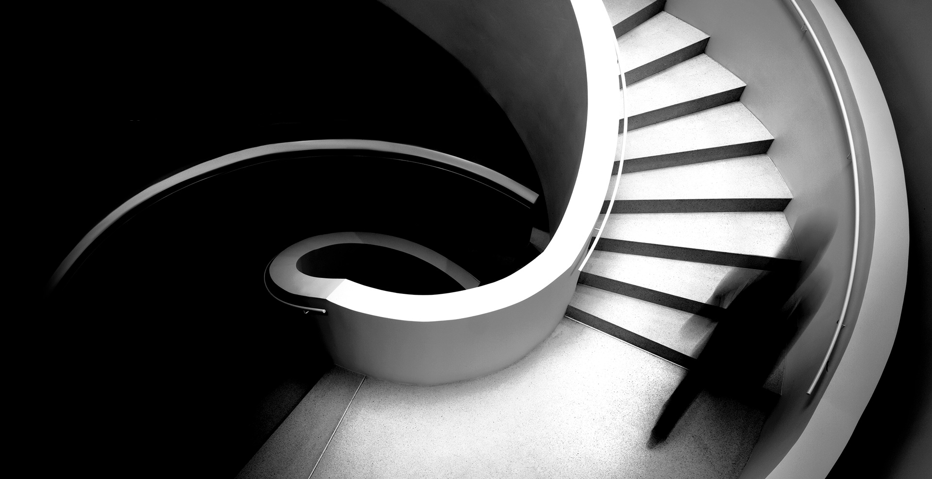 Geschwungene-Betontreppe-bei-Leica-Wetzlar