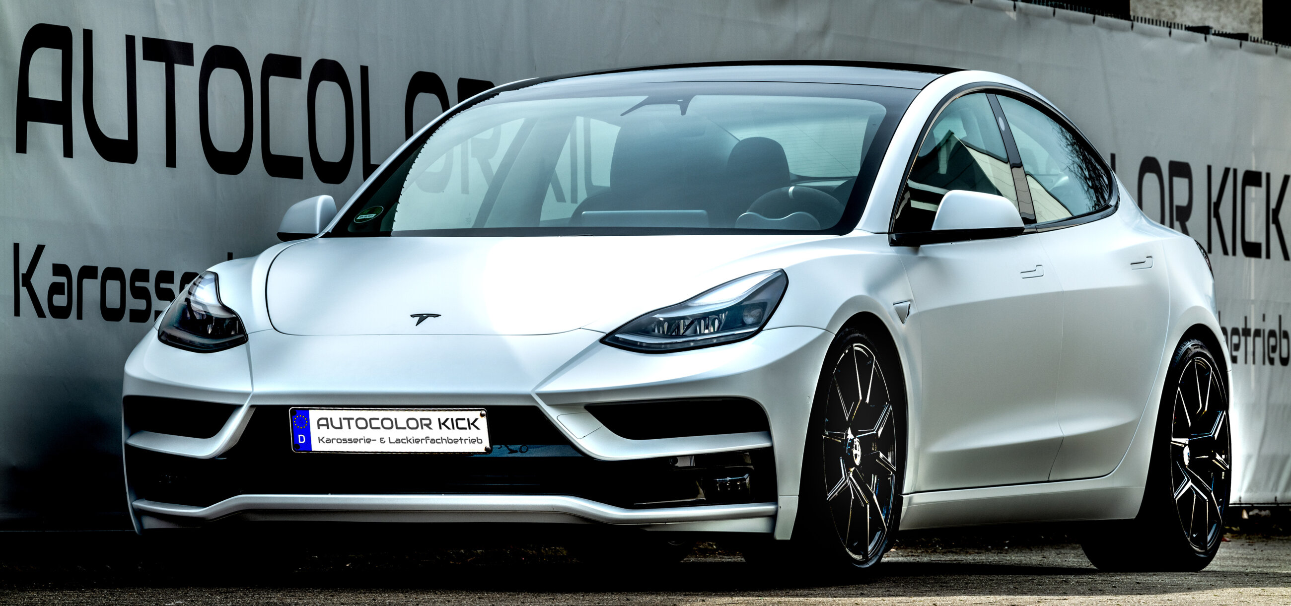 KICK Autolackiererei Neuwied TESLA