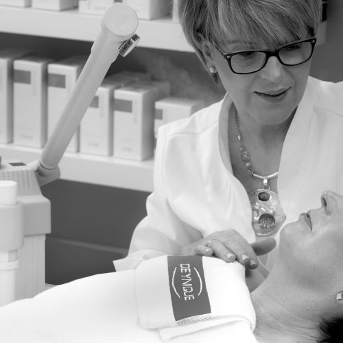 Kosmetik-Gesichtsmassage-mit-Dampf