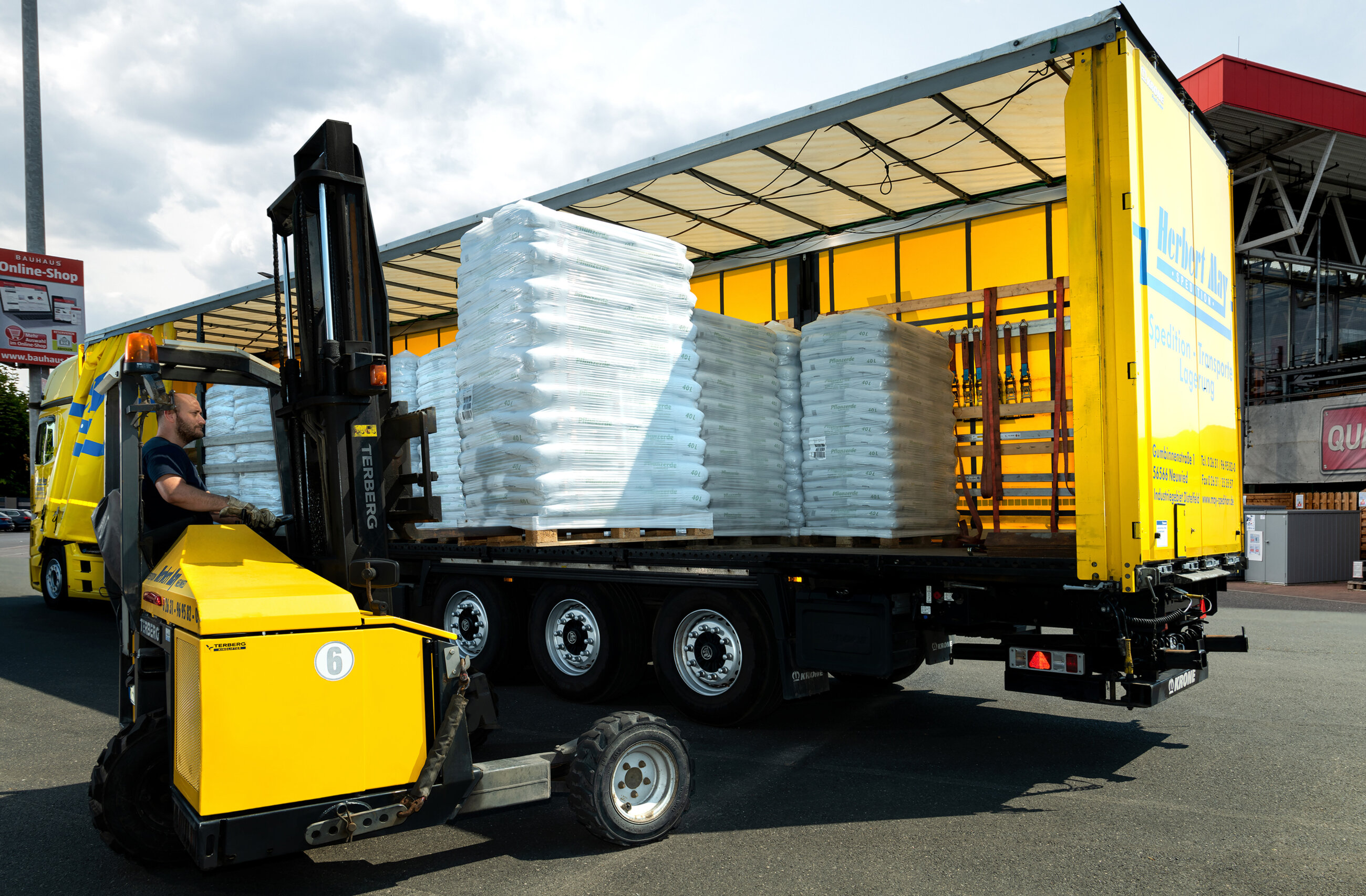 Spedition MAY LKW Beladung Stabler